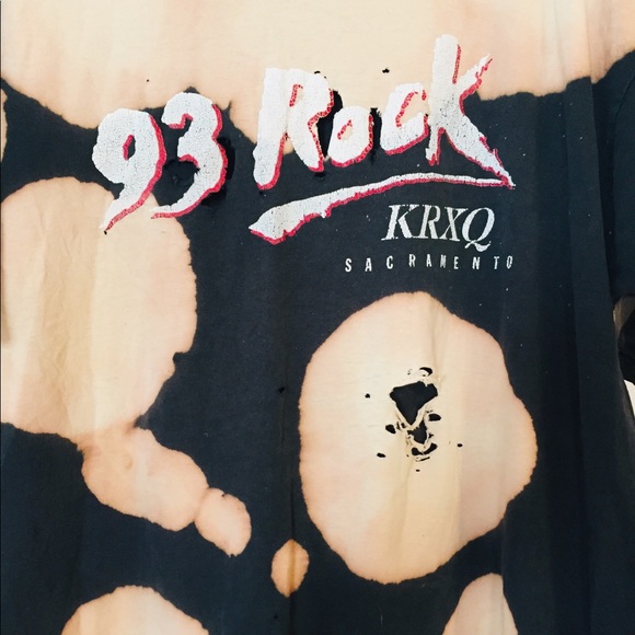 ▪️VNTG▪️ROCK DISTRESSED TSHIRT - Picture 2 of 3